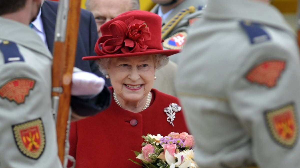 Seriál Koruna popisuje životy a politikaření nejen Alžběty II., ale i dalších členů královské rodiny a britských politiků.