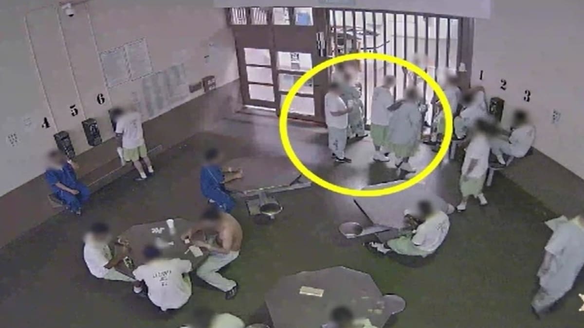 Vězni v losangeleském nápravném zařízení záměrně šířili koronavirus. Zachytila je bezpečnostní kamera. 