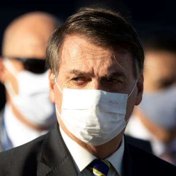Brazilský prezident Jair Bolsonaro se 12. května sice objevil v roušce, k opatřením souvisejícím s koronavirem je však skeptický.