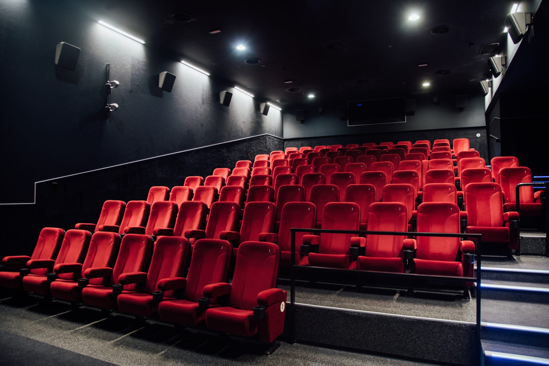 Pokud by společnost Cineworld Group vyhlásila bankrot, mohli by lidé v Česku nadále navštěvovat kina řetězce Cinestar či menší zařízení. (Ilustrační snímek)
