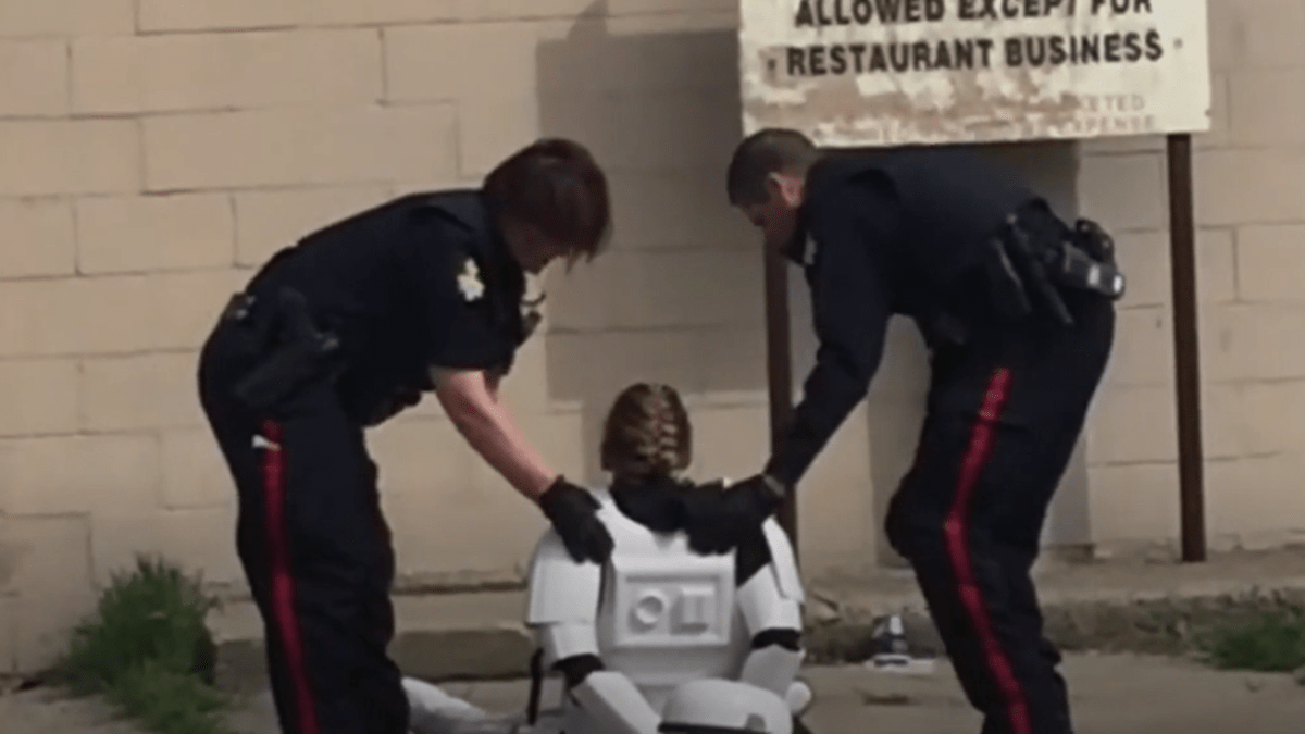 Policie zatkla ženu v kostýmu Stormtroopera. Nezdála se jim atrapa zbraně (zdroj: YouTube/Deiby Corleoni).