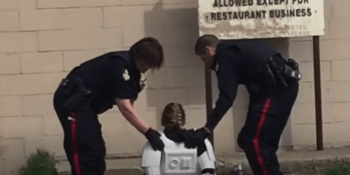 Policisté zatkli ženu v kostýmu Stormtroopera. Nezdála se jim atrapa zbraně