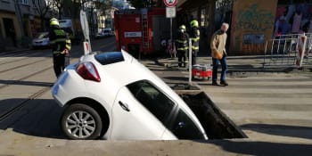Kuriózní nehoda v Praze: Řidička sjela do hlubokého výkopu