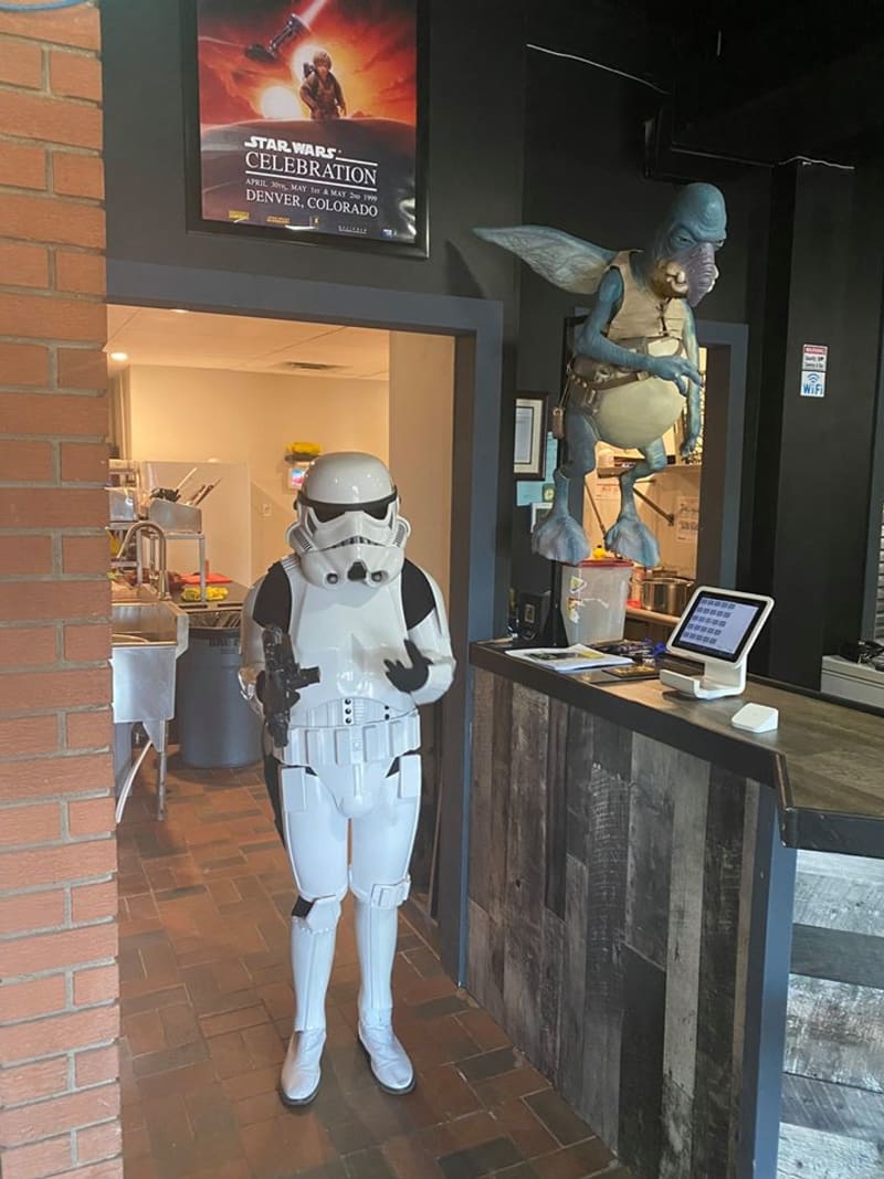Majitel restaurace oblékl zaměstnankyni do kostýmu postavy z Hvězdných válek, aby nalákala nové zákazníky do tematického podniku (zdroj: FB/ Coco Vanilla Galactic Cantina).