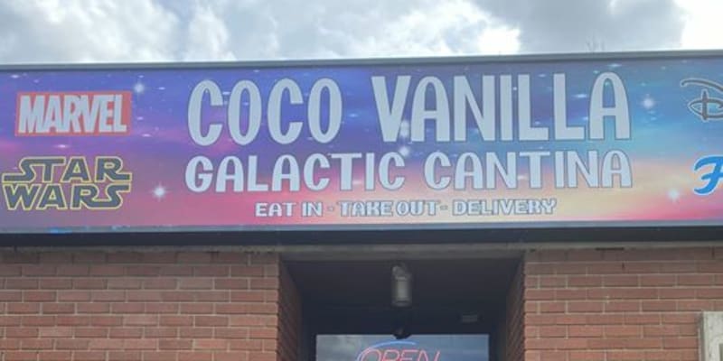 Majitel restaurace oblékl zaměstnankyni do kostýmu postavy z Hvězdných válek, aby nalákala nové zákazníky do tematického podniku (zdroj: FB/ Coco Vanilla Galactic Cantina).