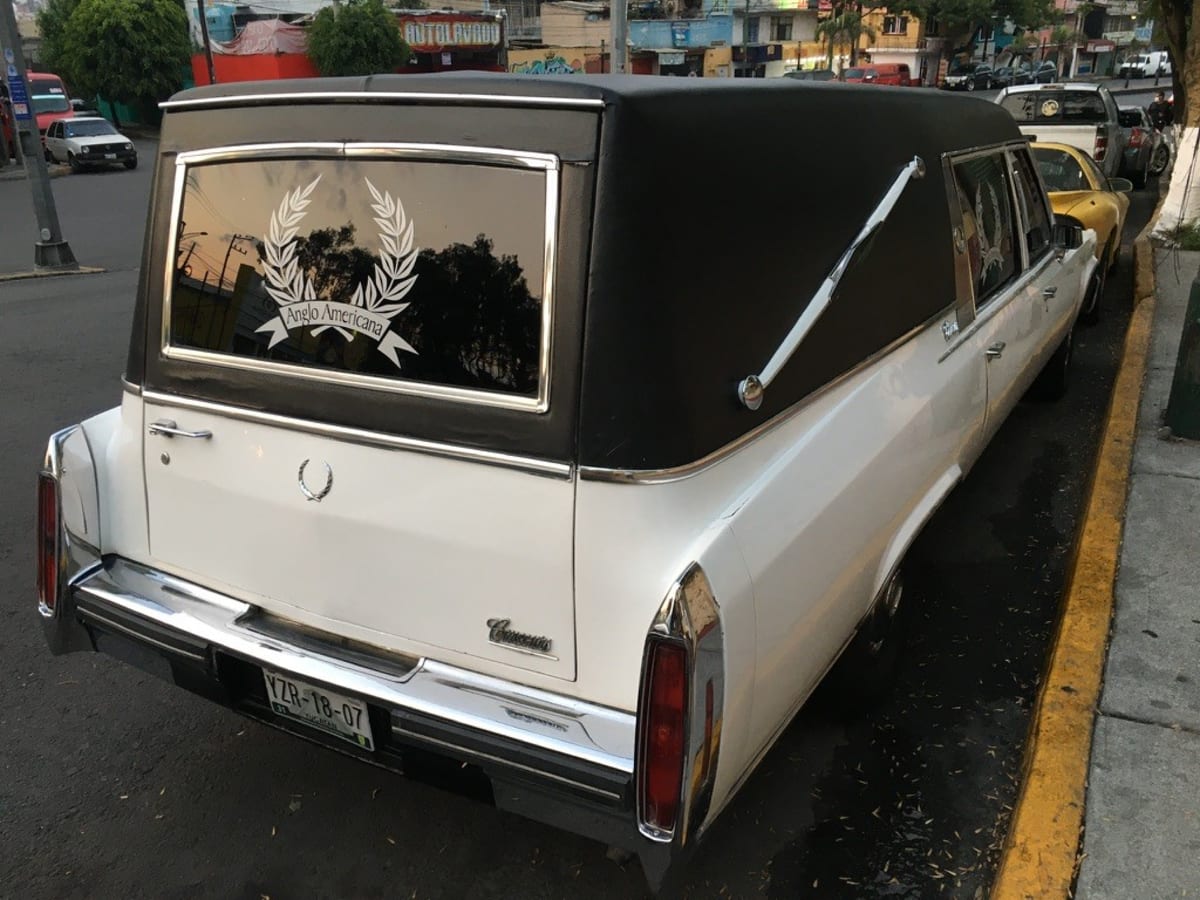 Pohřební vozidlo stojící u krematoria Velatorio v Mexico City.