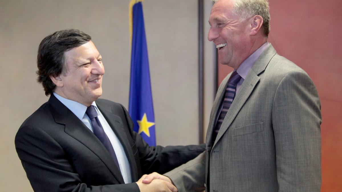 Angličtinu jsem se musel učit za pochodu, přiznává bývalý předseda české vlády Mirek Topolánek. Zde s tehdejším předsedou Evropské komise José Barrosem (vlevo).