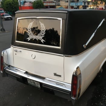 Pohřební vozidlo stojící u krematoria Velatorio v Mexico City.