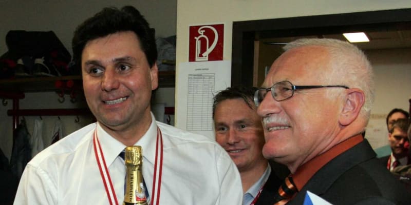 Vladimír Růžička přijímá v kabině národního týmu gratulace od tehdejšího českého prezidenta Václava Klause k titulu mistrů světa, který Češi získali v květnu 2005 ve Vídni.
