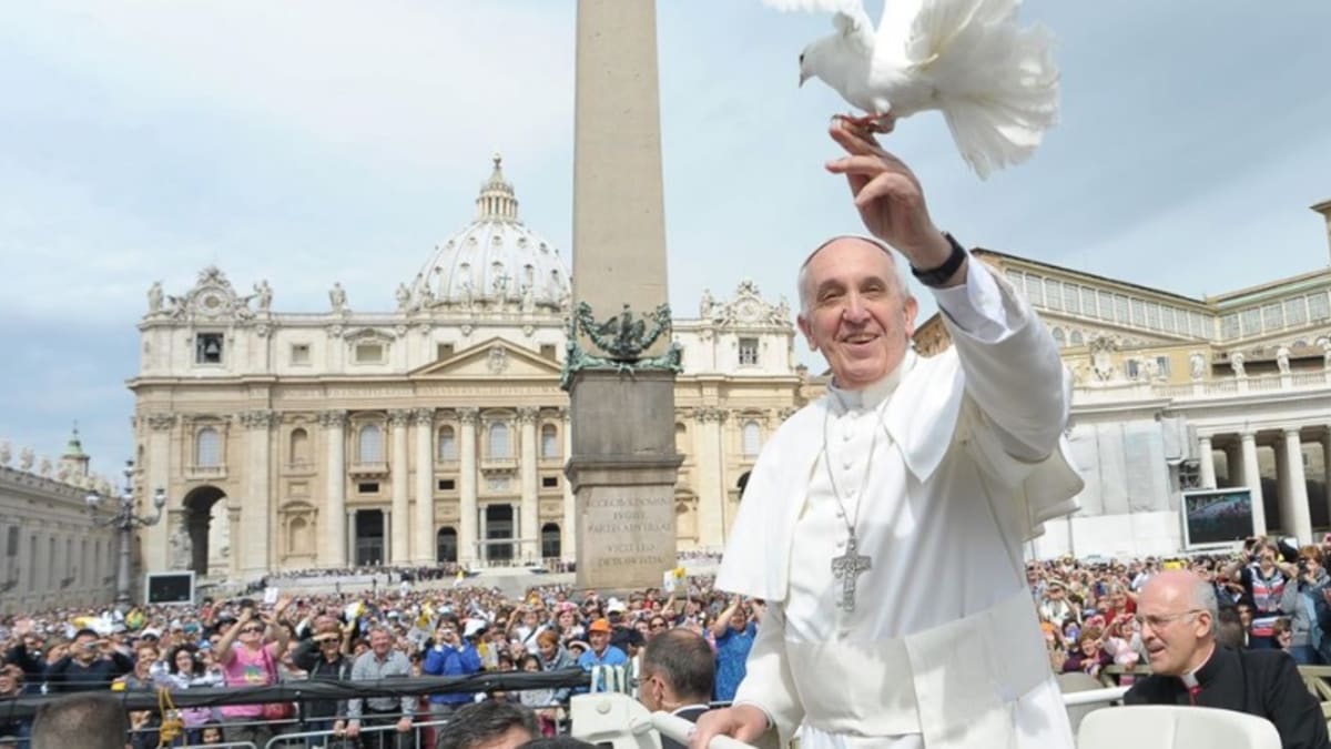 Papež František se postavil za civilní svazky homosexuálů.