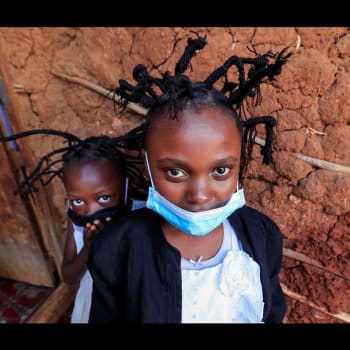 Úprava vlasů Bantu se stala v Keni součástí osvěty o nemoci COVID-19.