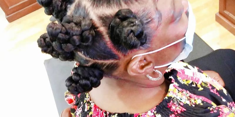 Praktickou úpravu vlasů proslavila například zpěvačka Rihanna.