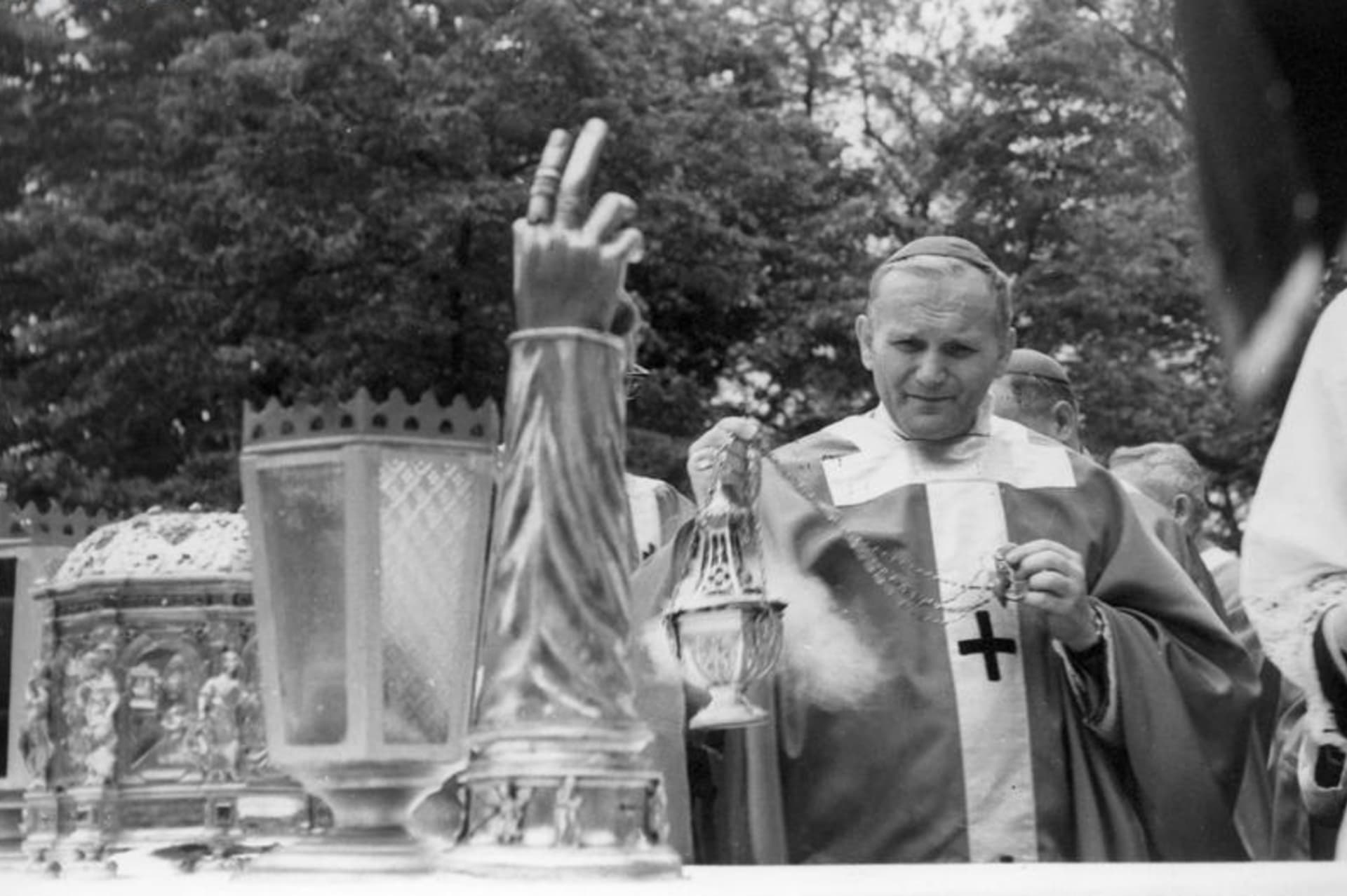 Metropolita krakovský, arcibiskup Karol Wojtya na snímku z roku 1966