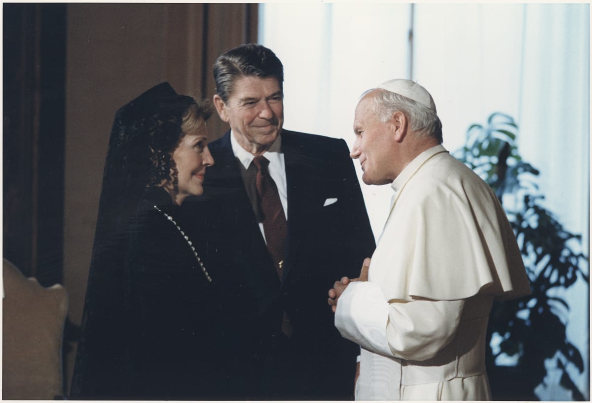 Jan Pavel II. přijal v roce 1982 amerického prezidenta Ronalda Reagana a jeho manželku Nancy.