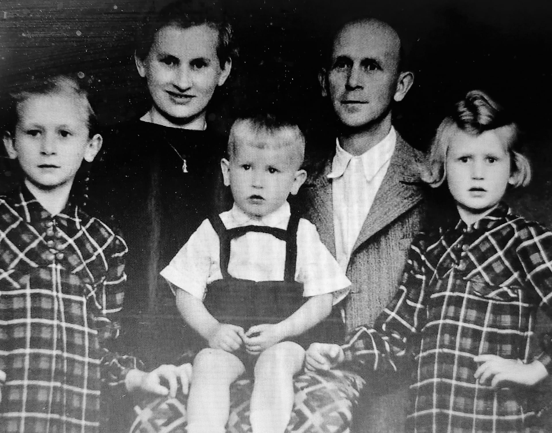 Znásilněná a umučená Hedvika Krupová s manželem a třemi dětmi. Uprostřed Rudolf Krupa.