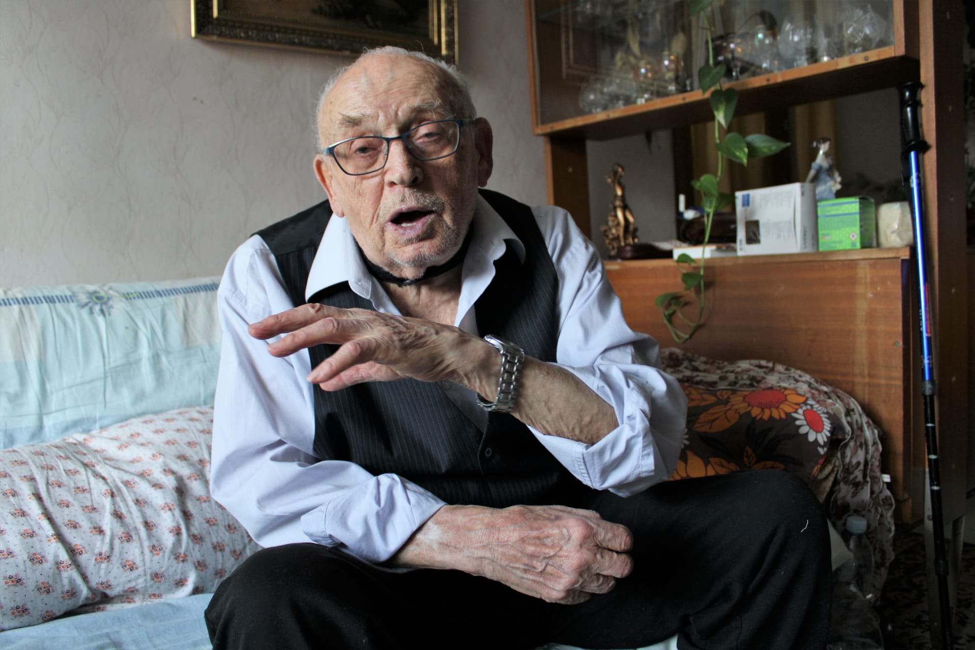Zdeněk Růžička ve svém bytě. V květnu 1945 mu kamarád nabídl, aby šli znásilňovat internované Němky. Odmítl.