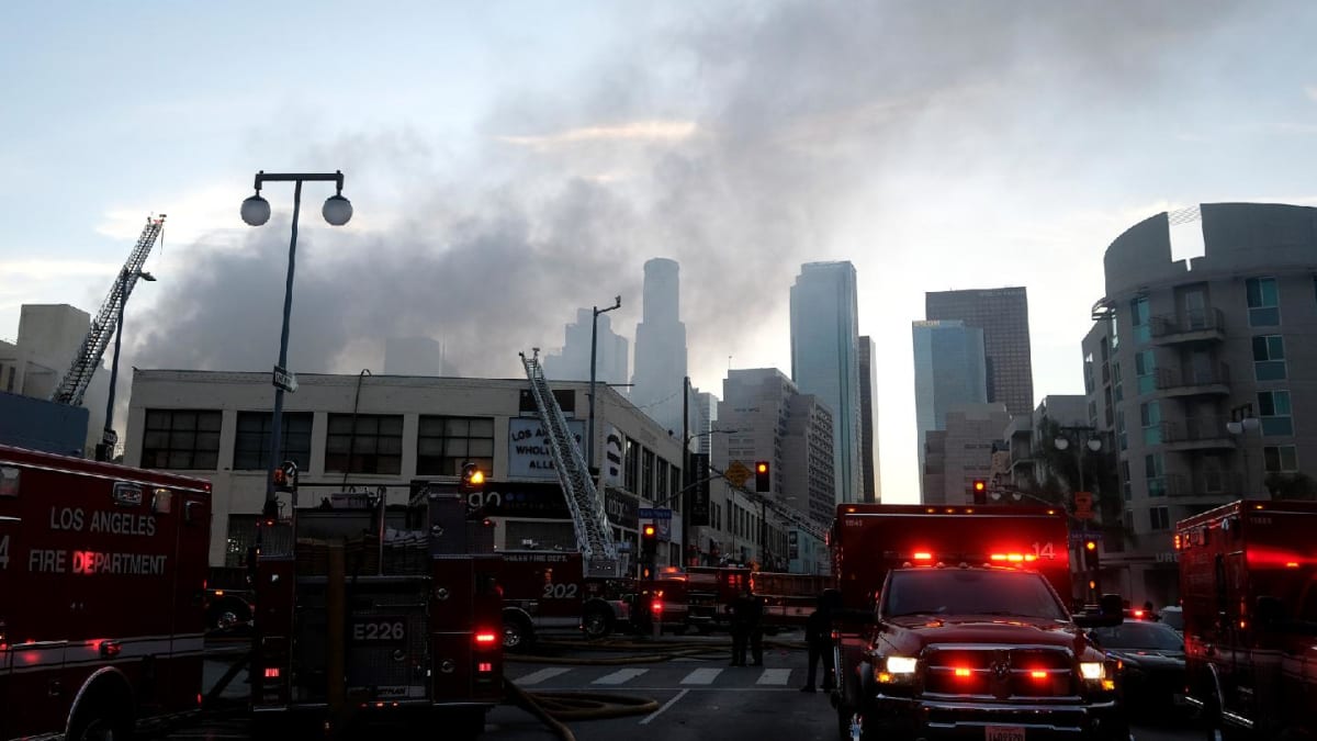 Při požáru skladu v centru Los Angeles šlo zasahujícím hasičům o život.