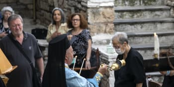 Po dvou měsících se v Řecku opět konaly bohoslužby. Do kostelů dorazily desetitisíce lidí