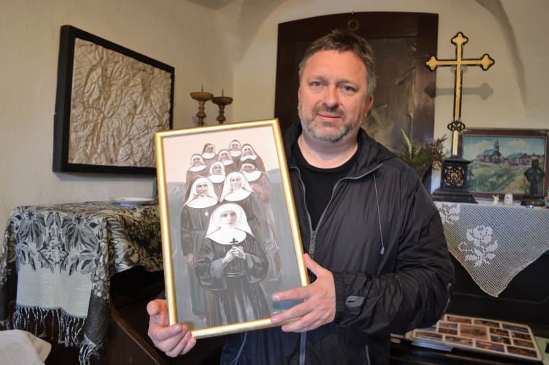 Kněz Milan Palkovič ze Sobotína na Jesenicku s obrazem zastřelených anebo znásilněných řeholnic. 