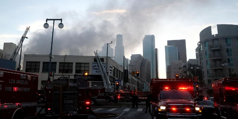 Při požáru skladu v centru Los Angeles šlo zasahujícím hasičům o život.