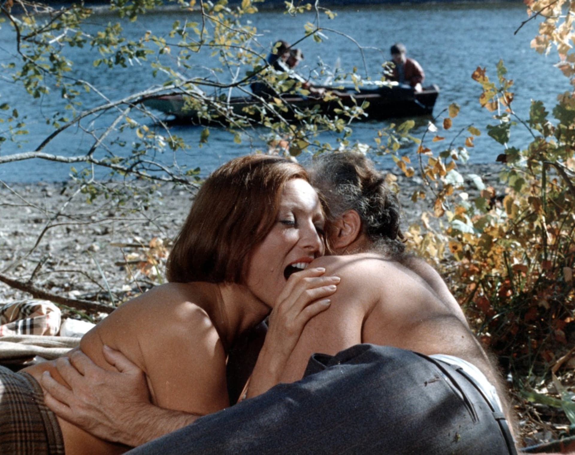 Michel Piccoli a Stéphane Audrane ve filmu Rudé zásnuby z roku 1973.