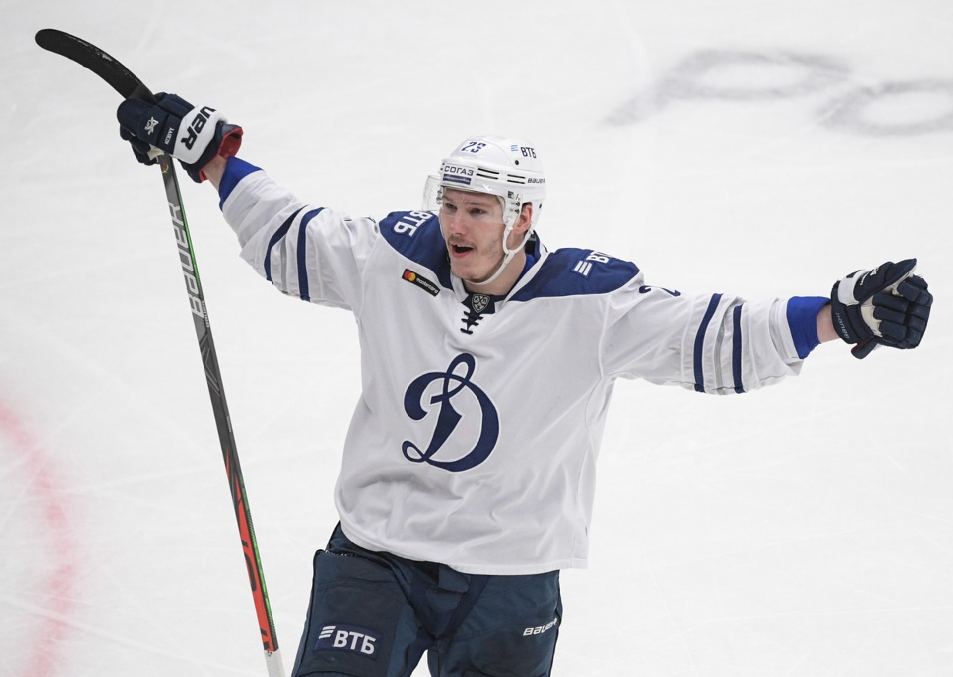 Český hokejový reprezentant Dmitrij Jaškin se raduje z gólu v dresu Dynama Moskva.