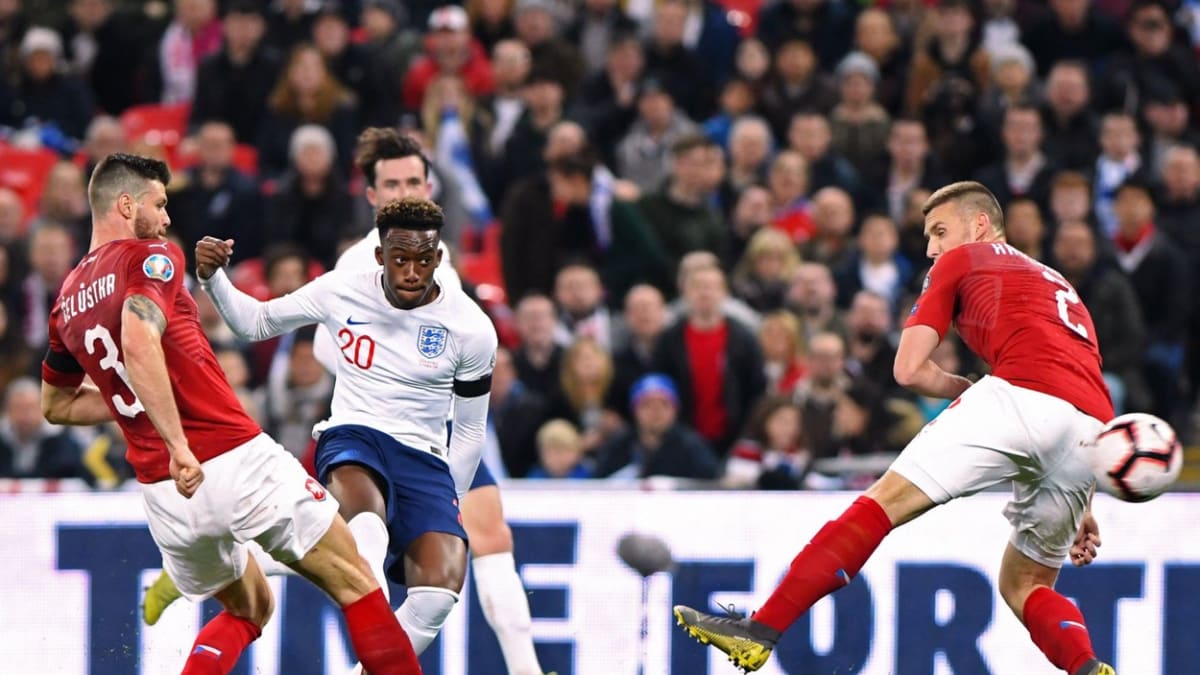 Anglický fotbalový reprezentant Callum Hudson-Odoi proniká obranou českého týmu při kvalifikačním utkání v březnu 2019 v Londýně.