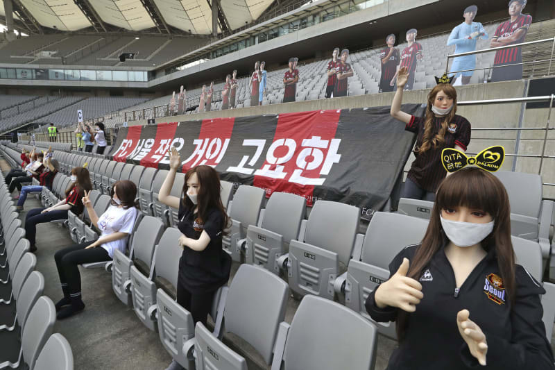Na fotbalovém zápase v Jižní Koreji nahradily diváky figuríny (Zdroj: AP/YONHAP)