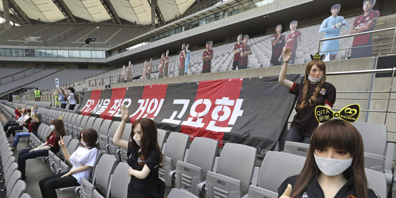 Na fotbalovém zápase v Jižní Koreji nahradily diváky figuríny (Zdroj: AP/YONHAP)