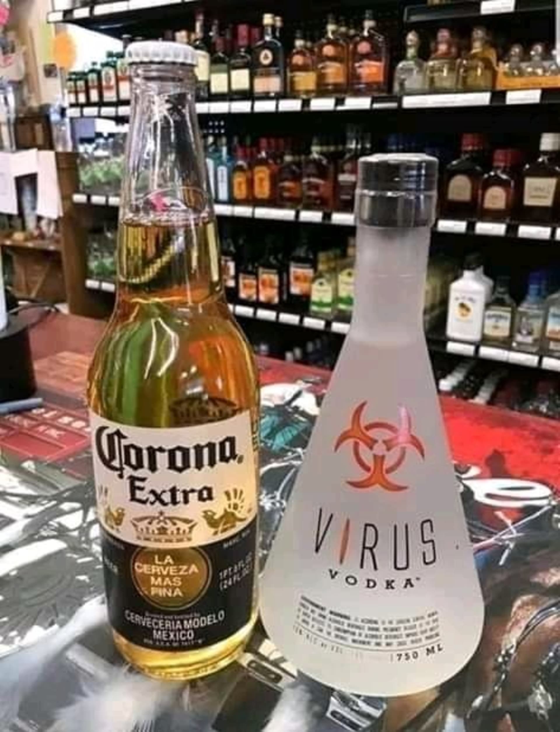 Pivo Corona a vodka Virus jako jeden ze vtipů koronavirové pandemie.