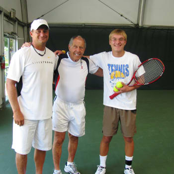 Český tenisový trenér Petr Zoul (vlevo) s Nickem Bollettierim, majitelem věhlasné Akademie IMG, a svým prvním svěřencem v USA Maximem Kulikovem