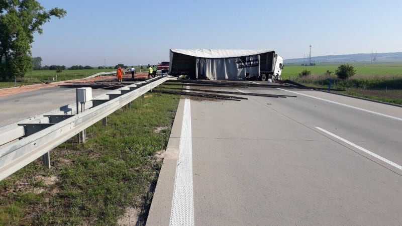 D1 u Přerova v obou směrech zcela uzavřela nehoda kamionu