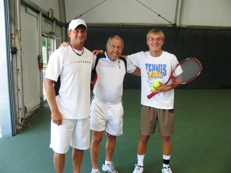 Petr Zoul s věhlasným trenérem a majitelem tenisové akademie IMG na Floridě Nickem Bollettierim a svým prvním svěřencem v USA Maximem Kulikovem.