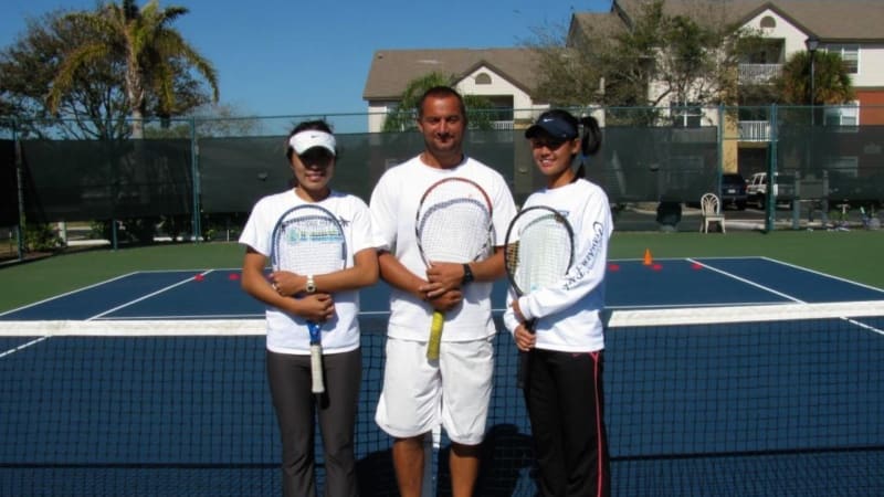 Čínské svěřenkyně Petra Zoula Xue Zhang a Di Zhao (vpravo), která jako vítězka turnaje Eddie Herr úspěšně pokračovala na okruhu WTA.