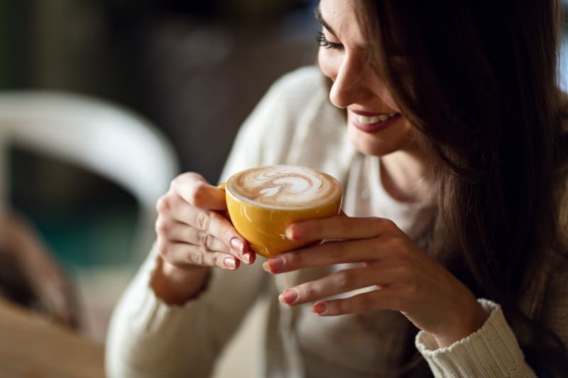 Ženy, které pijí dva až tři šálky kávy denně, mají celkově méně tělesného a břišního tuku než ty, které kávě tolik neholdují. Zdroj: Anglia Ruskin University