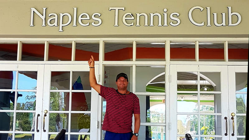 V tenisové akademii v Naples, kde trénuje bývalý vítěz Davisova poháru a kouč bývalé hvězdy Steffi Grafové Pavel Složil. 