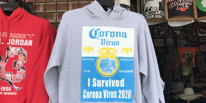 Mikina s nápisem "Přežil jsem koronavirus 2020" v americkém Ocean City. Na mikině stojí také, že je vyrobeny v Číně.