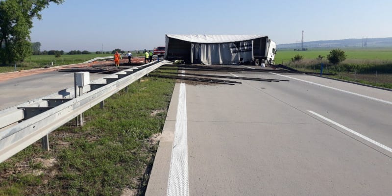 D1 u Přerova v obou směrech zcela uzavřela nehoda kamionu