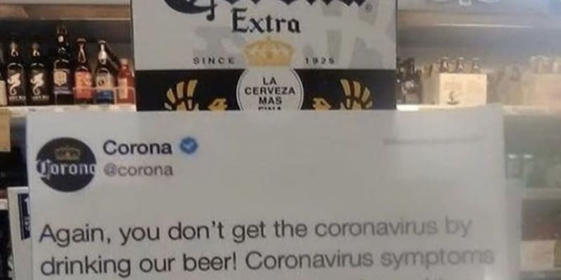 Znovu připomínáme, že pitím našeho piva nechytíte koronavirus. Mezi příznaky koronaviru patří horečka, rýma a kašel. Mezi příznaky pití Corony patří vtipkování, chuť na tacos a probuzení vedle někoho, vedle koho jste se probudit nechtěli.