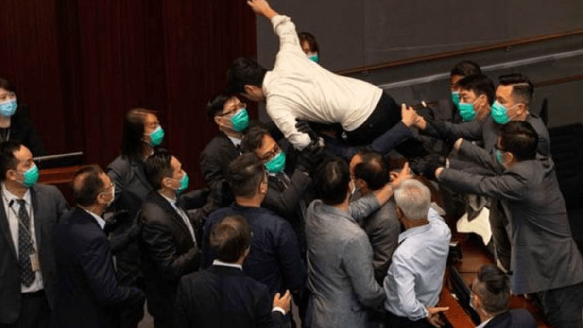 Nejméně jedenáct demokratických poslanců během jednání vynesla ochranka