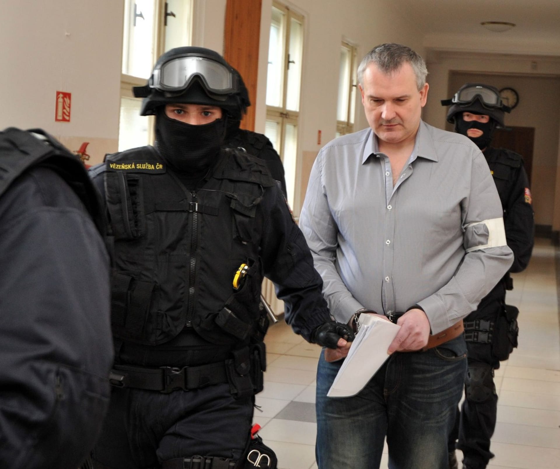 Radek Březina, šéf tzv. lihové mafie, přichází v doprovodu Vězeňské služby k soudu, 21. května 2020 byl odsouzen jeho odběratel Marian Ryška