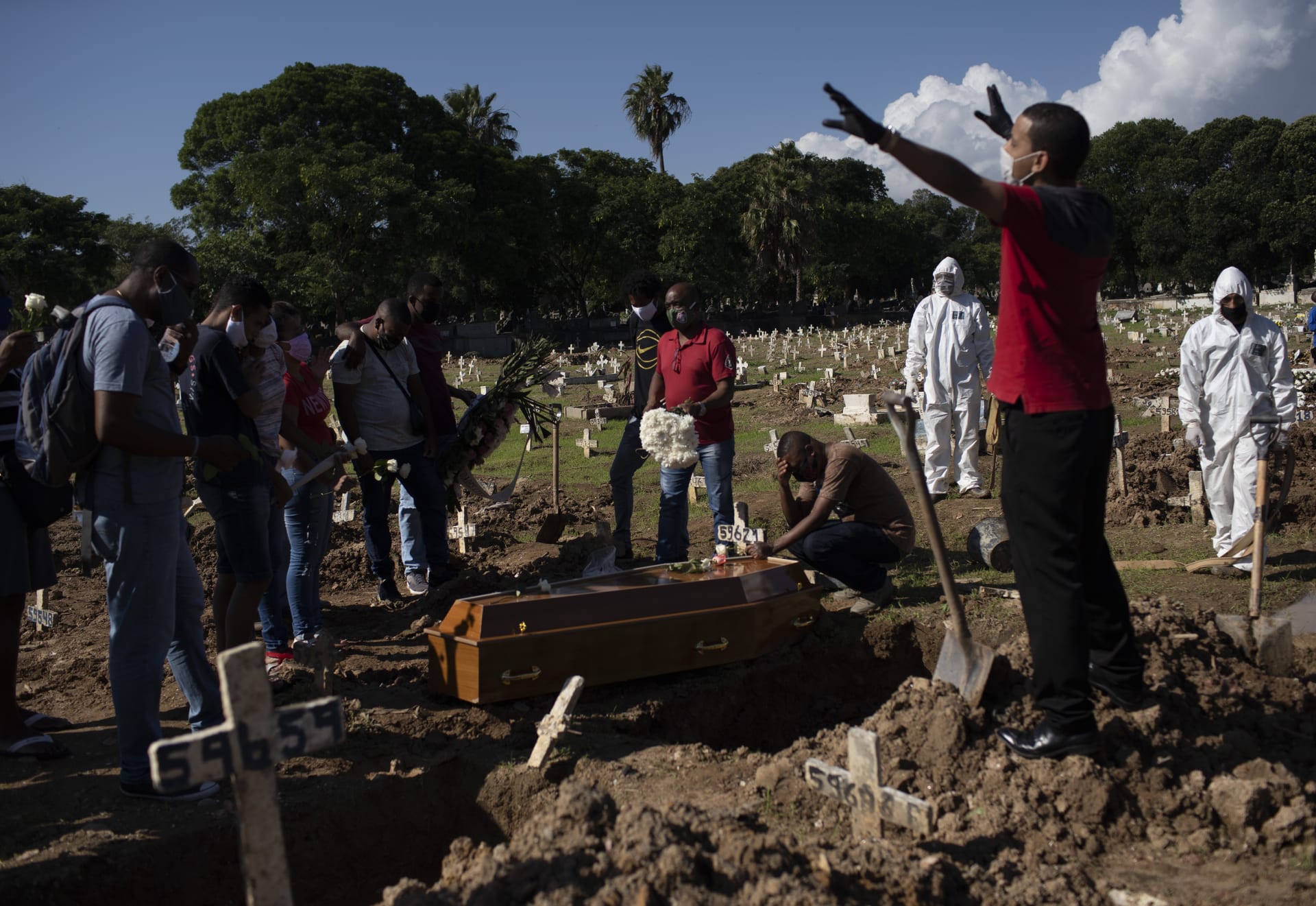Kolem velkých brazilských měst vznikají narychlo zařízená pohřebiště.