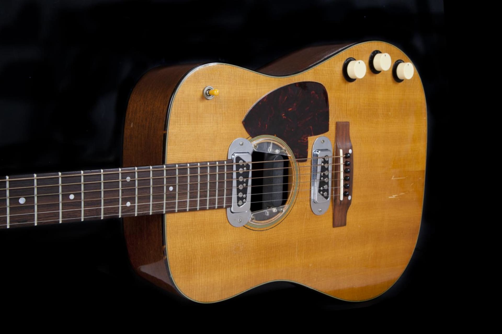 Detail dražené kytary Kurta Cobaina.