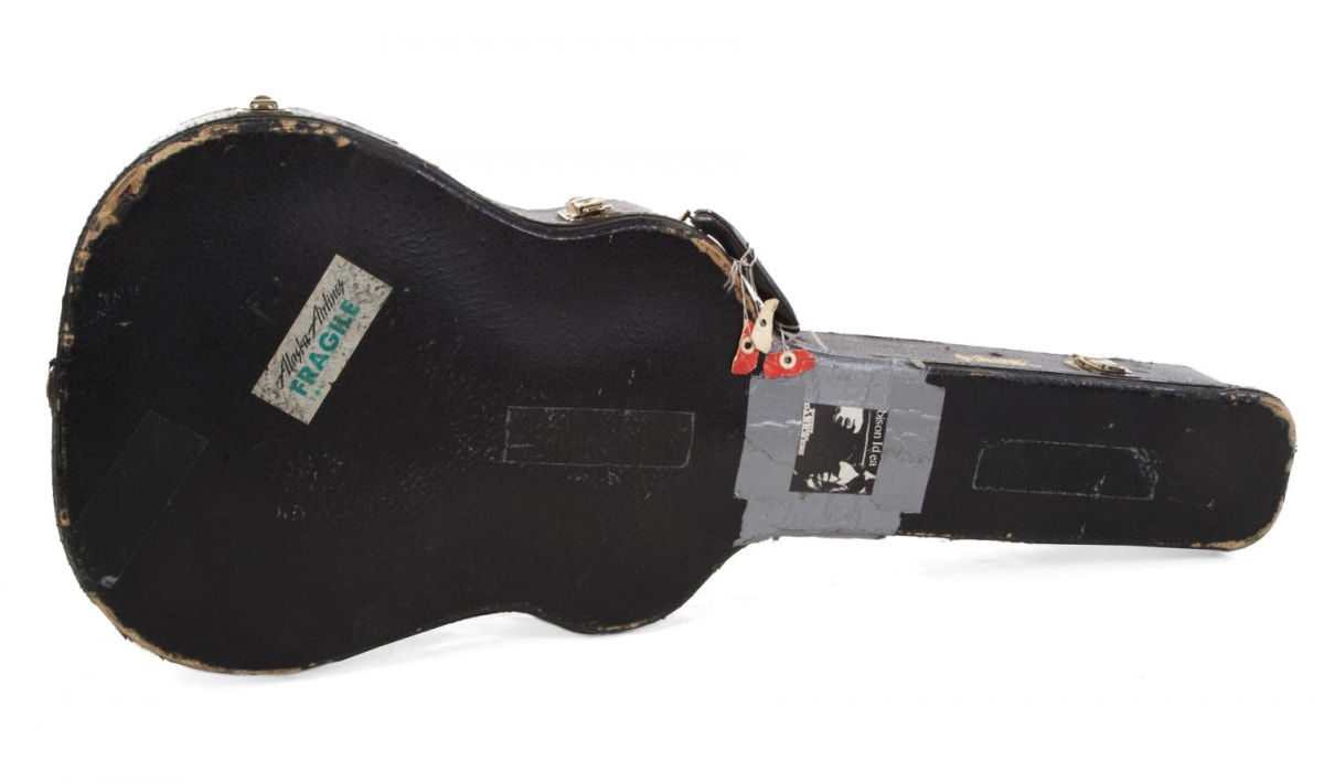 Nový majitel kytaru získal i s původním Cobainovým obalem.