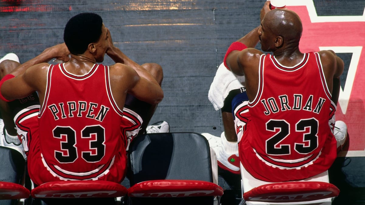 Scottie Pippen a Michael Jordan na lavičce Chicago Bulls