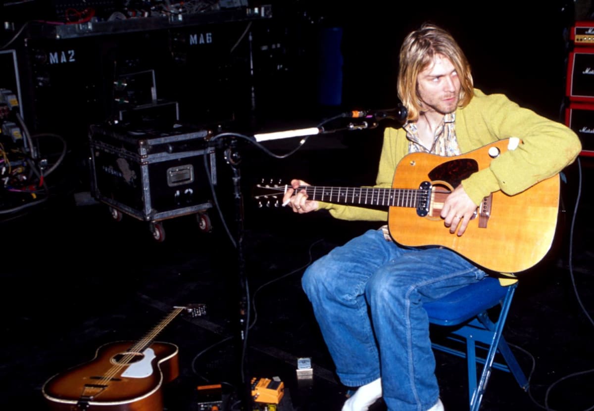 Kurt Cobain s kytarou, která byla tuto neděli vydražena, během zkoušky na vystoupení.