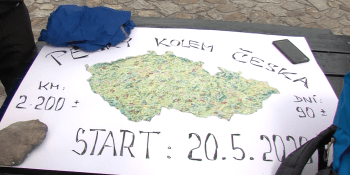 S batohem na zádech kolem českých hranic: Pro Viktora Tecla žádný problém