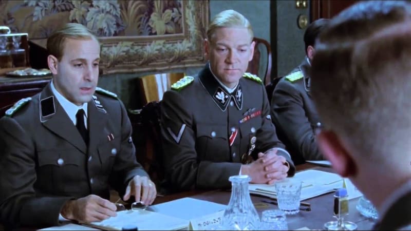 Konference ve Wannsee: Téměř celý film se odehrává na jednom místě, bez hudby, skoro v reálném čase, a vypadá proto velmi divadelně; na intenzitě mu to však vůbec neubírá.