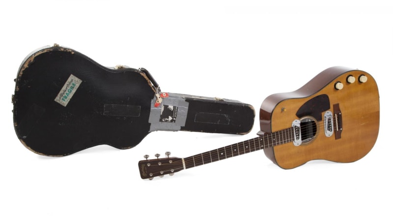 Nový majitel kytaru získá i s původním Cobainovým obalem.
