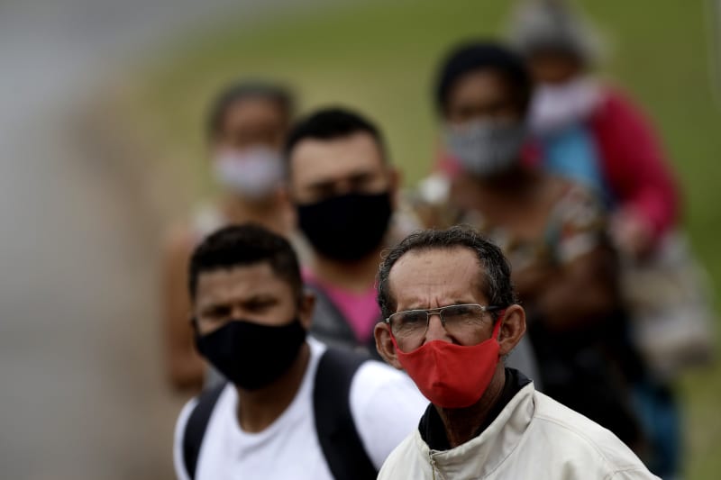 Lidé v Brazílii začali nosit roušky dřív, než to vláda nařídila povinně.